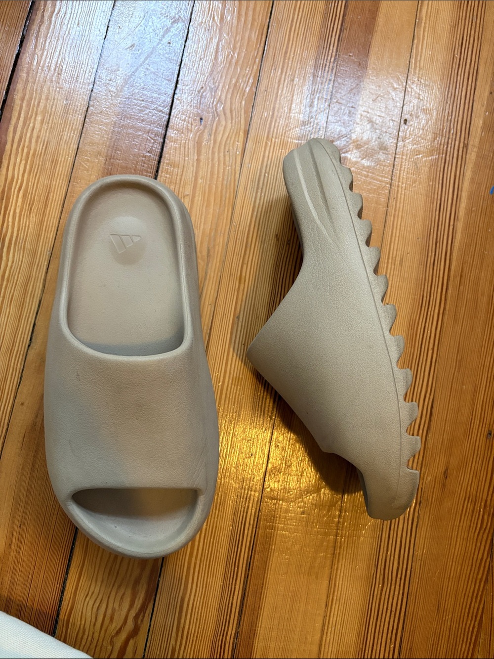 Yeezy Slides in Light Beige - Picture 2 of 2